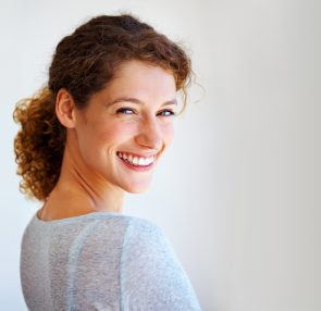 iStock 134192857 295x286 - penteados para cabelos crespos e cacheados