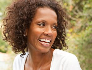 iStock 183847976 295x224 - Cabelos curtos para senhoras