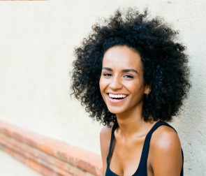 tonalizante preto azulado 1 295x252 - penteados para cabelos crespos e cacheados