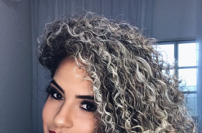 Cabelo cacheado com luzes
