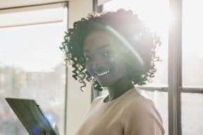 cabelos cacheados 295x197 - Corte curto feminino