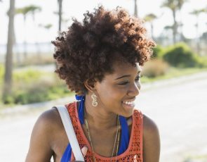 corte feminino curto 24 295x230 - Young black woman on sunny summer day