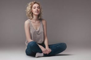 cortes de cabelo feminino 12 295x197 - fashion portrait of blond sitting woman