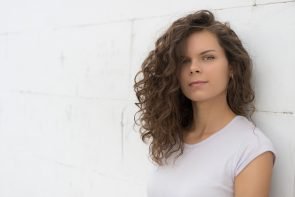 cortes medios10 295x197 - Young beautiful woman with brown curly hair