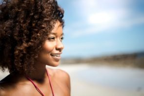 cortes medios18 295x197 - Close-up of thoughtful woman smiling at beach
