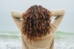 cortes medios21 295x197 - Curly brunette in a sweater on the coast