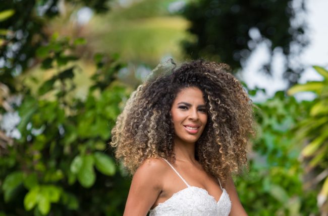 Cabelo cacheado com luzes