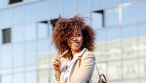 iStock 518109764 295x168 - Cabelo cacheado com luzes