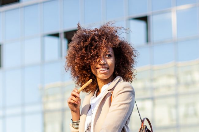 Cabelo cacheado com luzes