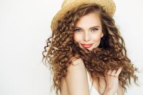 iStock 678532700 295x197 - Cortes para cabelos longos