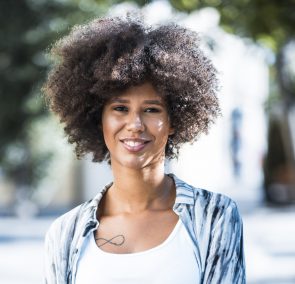 iStock 849842336 295x284 - Corte curto feminino