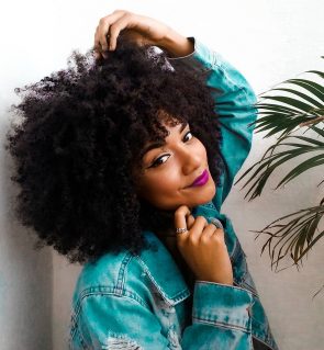 30087467 226389301453877 6292520851241697280 n 295x319 - Mitos e verdades sobre os cachos