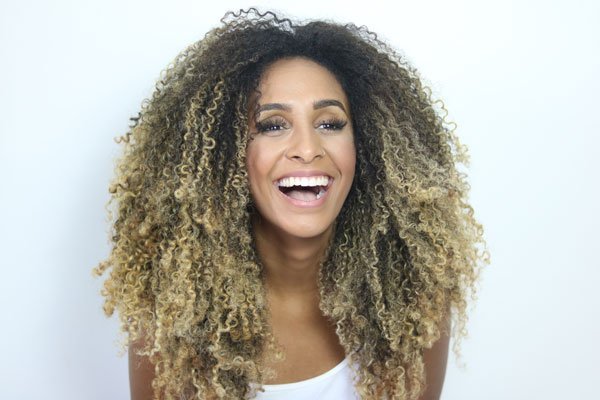 Cabelo crespo com luzes: inspirações e dicas para ter fios iluminados e saudáveis