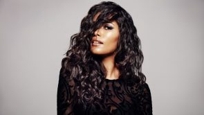 shutterstock 697492378 295x166 - como deixar o cabelo ondulado