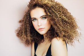 iStock 884113288 295x197 - como-clarear-o-cabelo-naturalmente