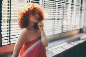 LoiroAcobreado9 Unsplash 295x197 - Jovem com cabelos cacheados na cor ruivo natural