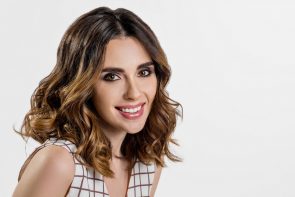 OmbreHair14 295x197 - mulher jovem com cabelo Ombr&eacute; Hair Caramelo