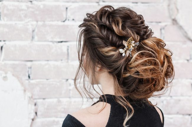 mulher jovem com cabelo Ombré Hair Caramelo