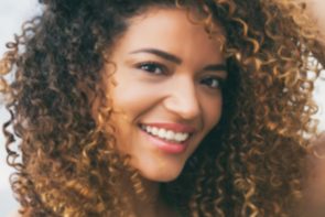 OmbreHair22 Shutter 295x197 - mulher jovem com cabelo Ombr&eacute; Hair Caramelo