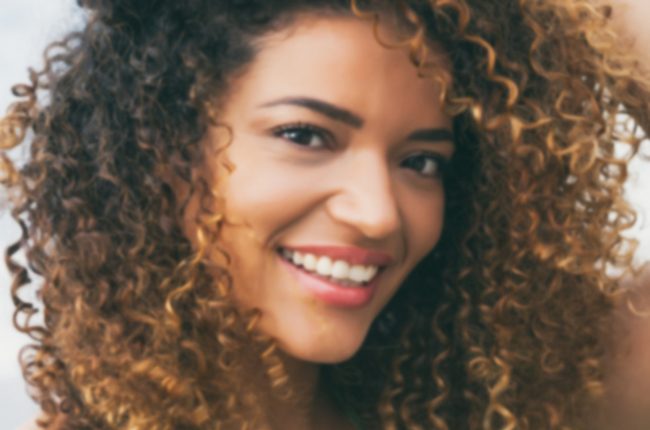mulher jovem com cabelo Ombré Hair Caramelo