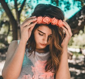 daniel apodaca 335330 unsplash 295x274 - mulher jovem com cabelo Ombr&eacute; Hair Caramelo