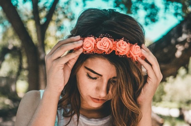 mulher jovem com cabelo Ombré Hair Caramelo