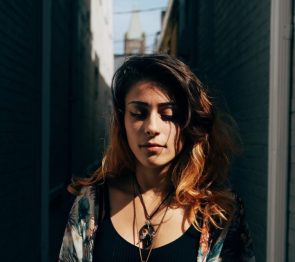timothy paul smith 405500 unsplash 295x262 - mulher jovem com cabelo Ombr&eacute; Hair Caramelo