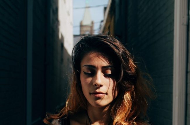 mulher jovem com cabelo Ombré Hair Caramelo