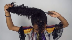 Penteado 3 passo 1 295x166 - Penteado cabelo tipo 3