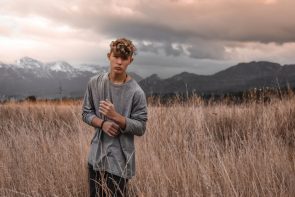 gaspar zaldo 625940 unsplash 295x197 - cabelo-descolorido-masculino