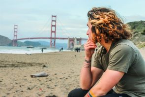 nathalyn nunoo 739922 unsplash 295x197 - cabelo-descolorido-masculino