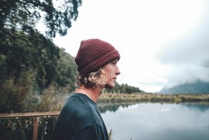 paula may 536247 unsplash 295x197 - cabelo-descolorido-masculino