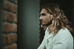 shutterstock 788711692 295x197 - cabelo-descolorido-masculino