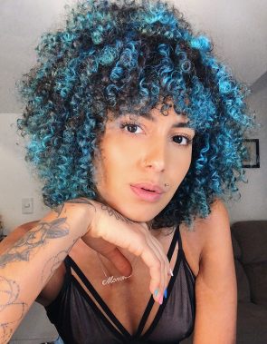 Mari Morena franja 1 295x379 - Cabelo cacheado com franja