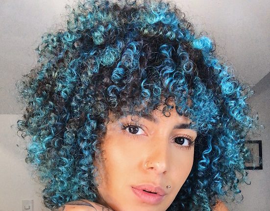 Cabelo cacheado com franja