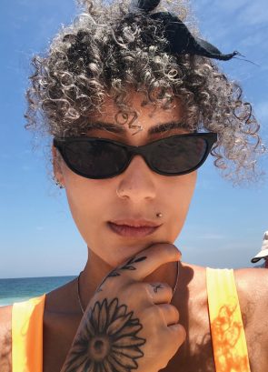 Mari Morena franja 295x409 - Cabelo cacheado com franja