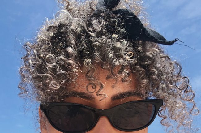 Cabelo cacheado com franja