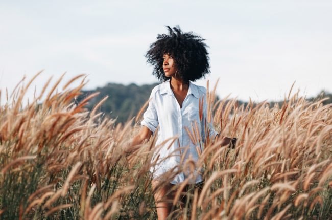 Cabelo com frizz: tudo o que você precisa saber para eliminá-lo de vez