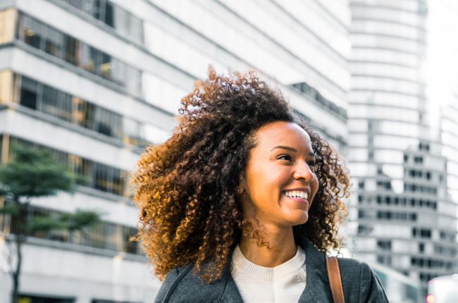 Quem disse que californiana em cabelo cacheado não pode? Saiba como adotar o visu sem medo!