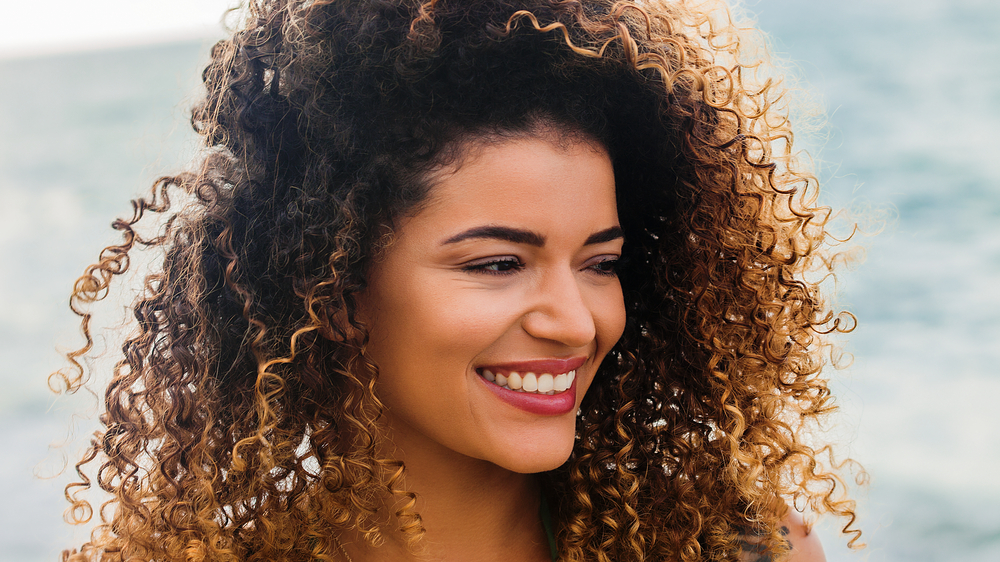 californiana em cabelo cacheado 3 - Quem disse que californiana em cabelo cacheado não pode? Saiba como adotar o visu sem medo!