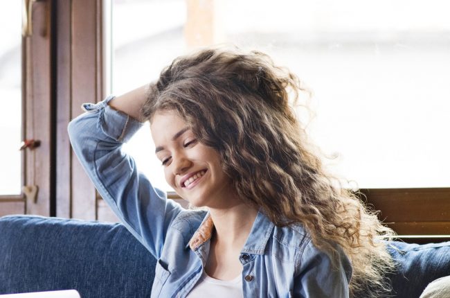 Descubra porque o cabelo loiro com raiz escura é o look mais prático