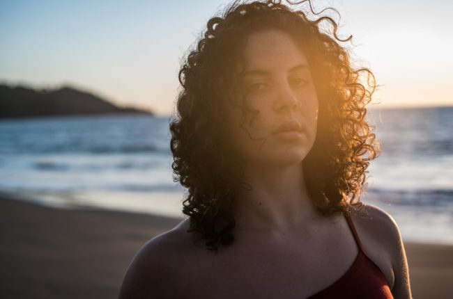 Cabelo cacheado na praia: dicas e truques de como cuidar