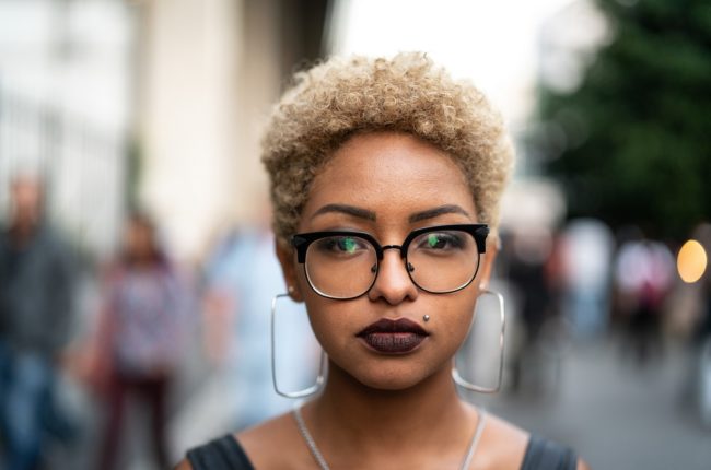 Conheça a beleza do cabelo crespo loiro e saiba como cuidar