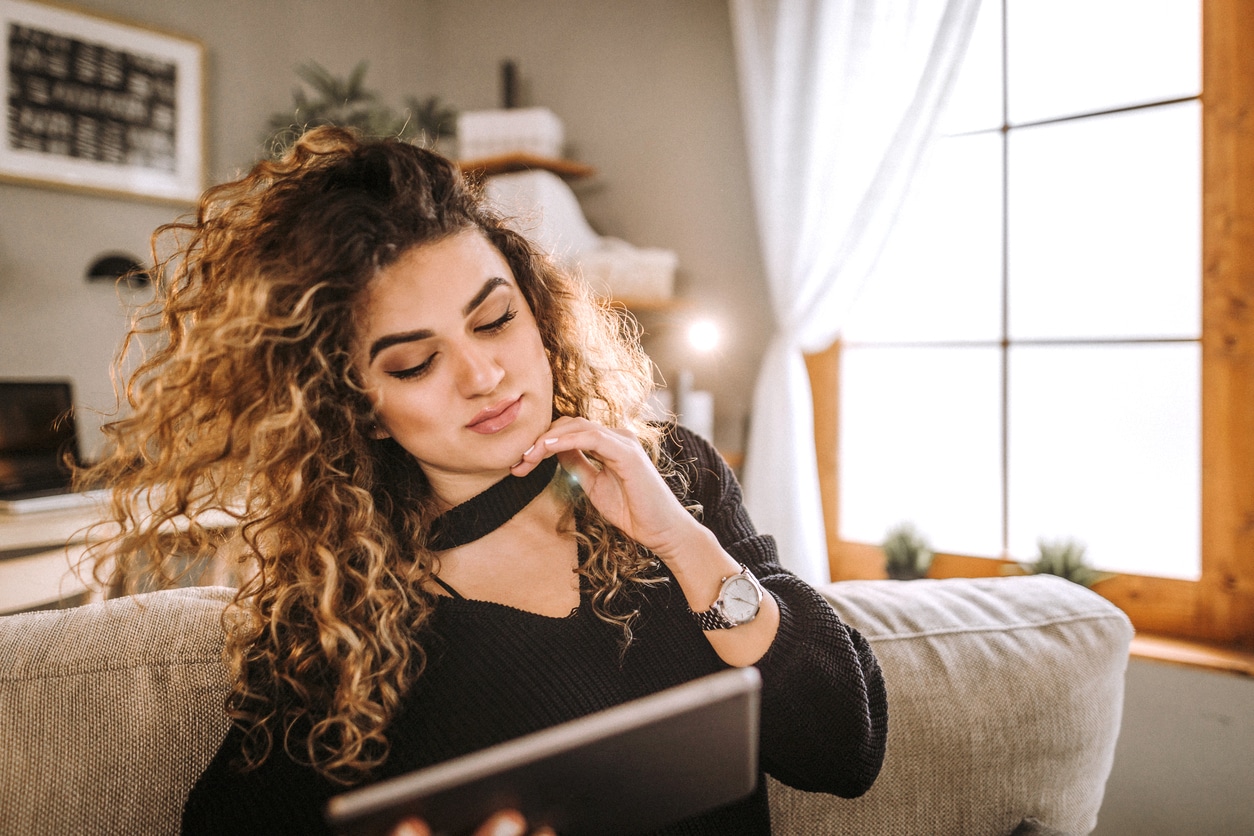 iStock 926421984 1 - Cabelo loiro escuro: 30 fotos, dicas de coloração, cuidados e manutenção