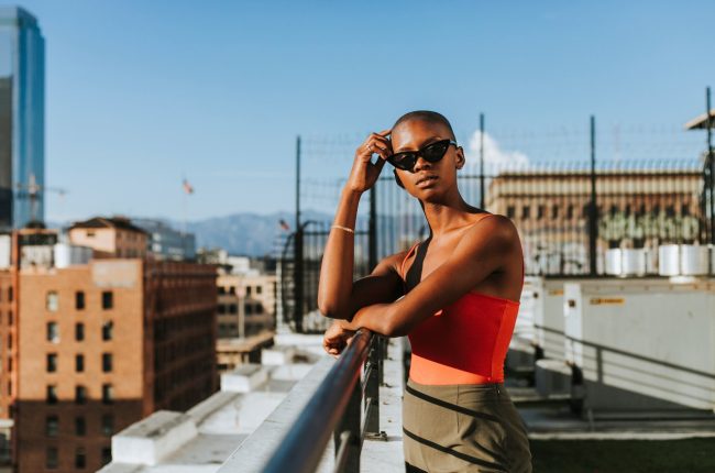 Cabelo raspado estiloso não é só para homens! Veja inspirações de mulheres “carecas” e estilosas