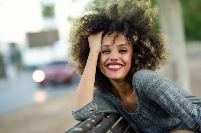 Cabelo preto com luzes: tons e técnicas ideais para fios cacheados e crespos