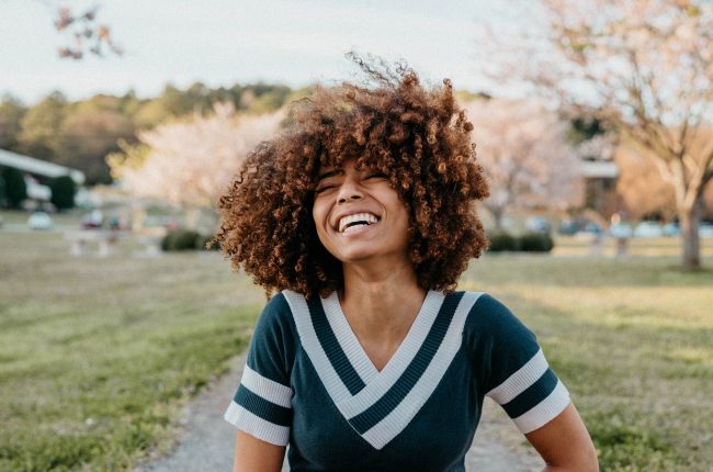 Como dar volume no cabelo cacheado: confira 3 misturinhas infalíveis