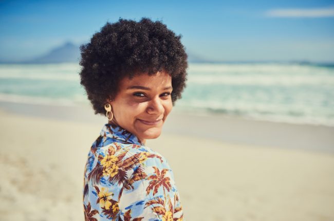 Como cuidar do cabelo crespo na praia?