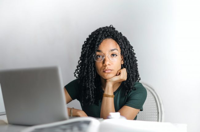 Mulheres compartilham preconceito no trabalho devido ao cabelo