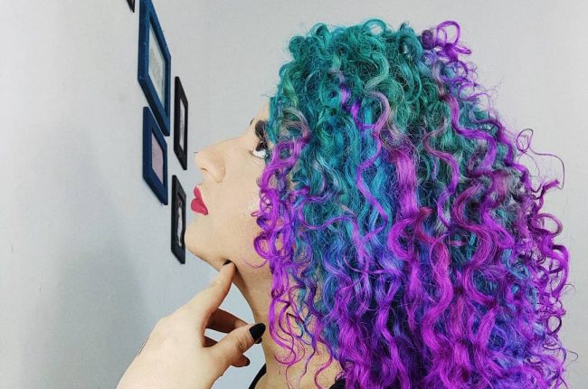 Cachos coloridos: 11 Ideias de mechas para cabelos cacheados